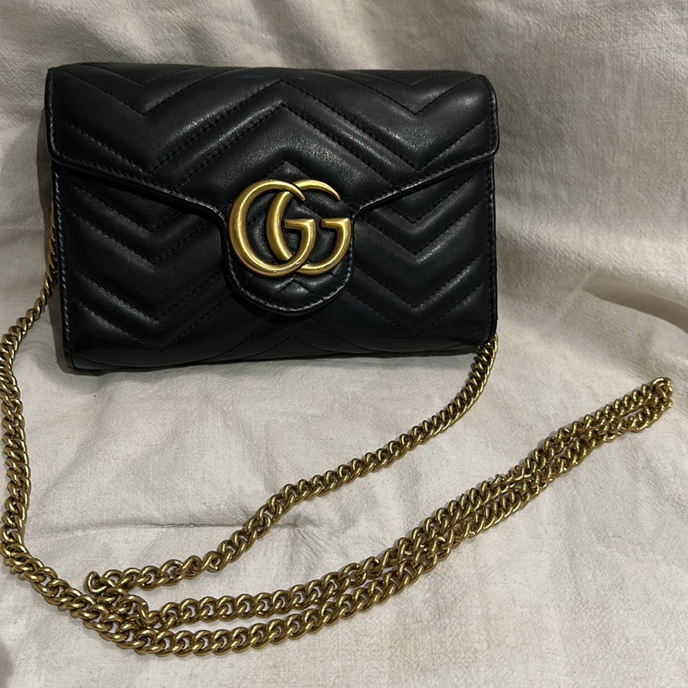 Gucci GG marmont bag 16 card slots two bill compartments zip coin pocket